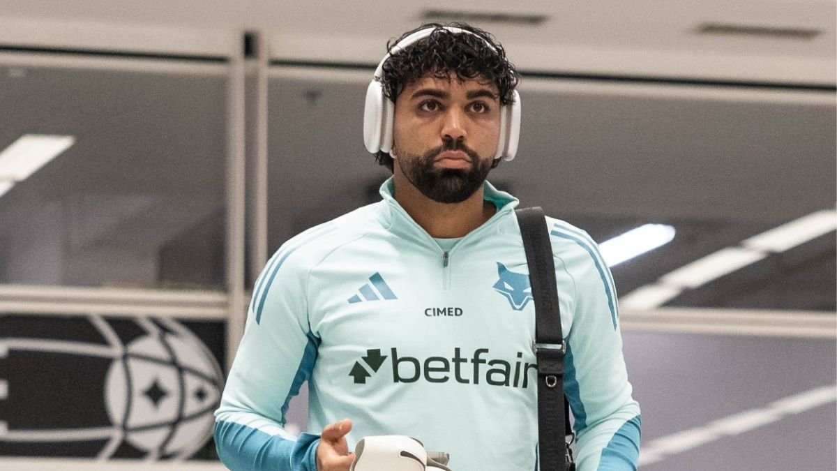 Gabigol na chegada do Cruzeiro à Neo Química Arena (foto: Marco Galvão/Cruzeiro)