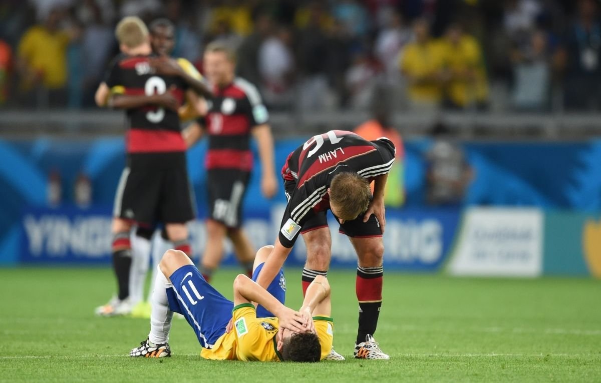 Lateral da Alemanha, Philipp Lahm consola o brasileiro Oscar após o 7 a 1 (foto: Alexandre Guzanshe/EM/D.A Press)