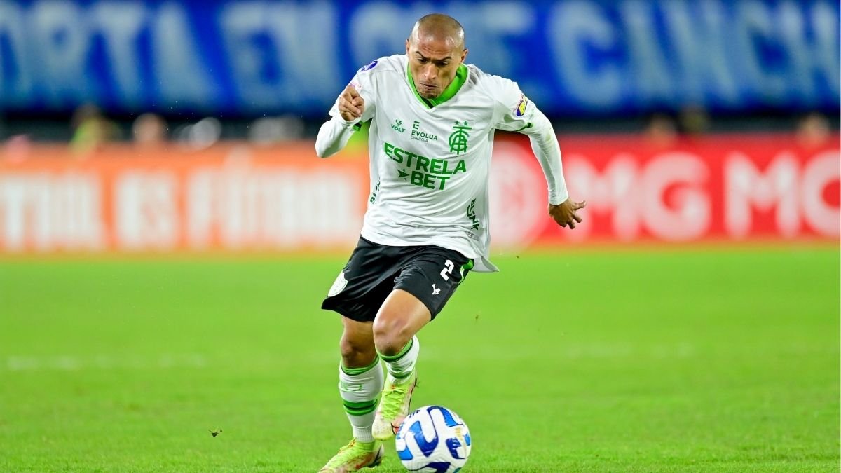 Nino Paraíba jogou pelo América em 2023 (foto: Mourão Panda / América)