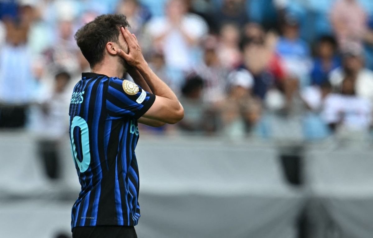 Lateral-esquerdo brasileiro, Carlos Augusto lamenta eliminação da Inter de Milão 