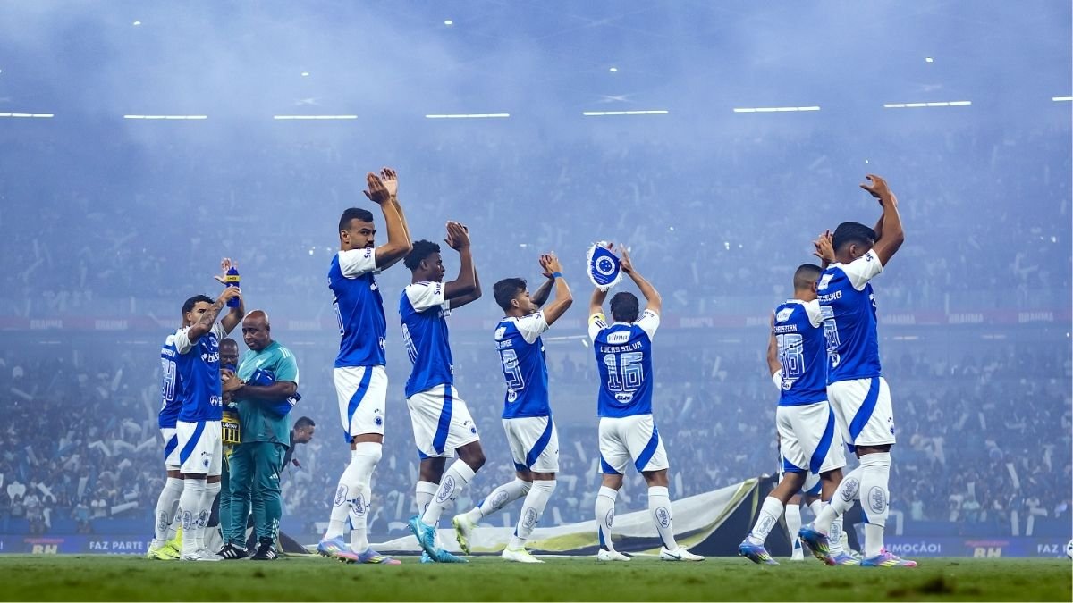 Jogadores do Cruzeiro aplaudem torcida no Mineirão (foto: Gustavo Aleixo/Cruzeiro)