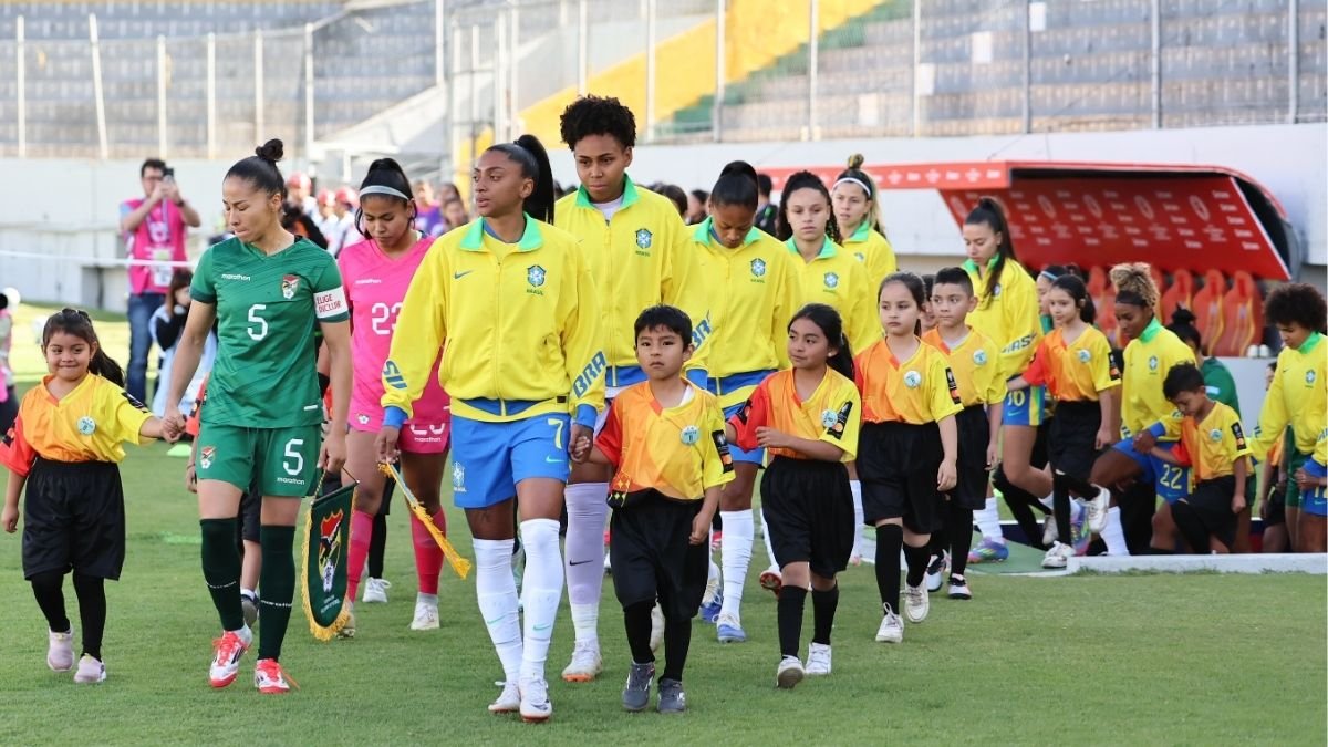 Jogadoras de Bolívia e Brasil entram em campo para jogo da Copa América (foto: Lívia Villas Boas/ CBF)