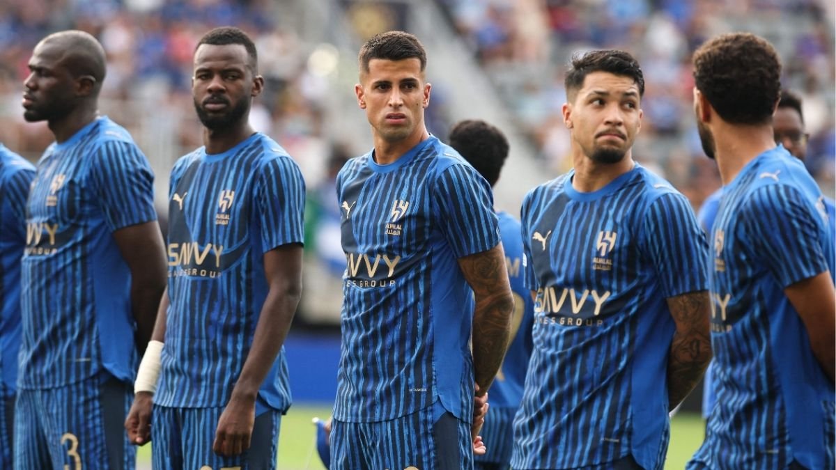 João Cancelo (centro) e outros jogadores do Al-Hilal na Copa do Mundo de Clubes (foto: Michael Reaves/Getty Images/AFP)