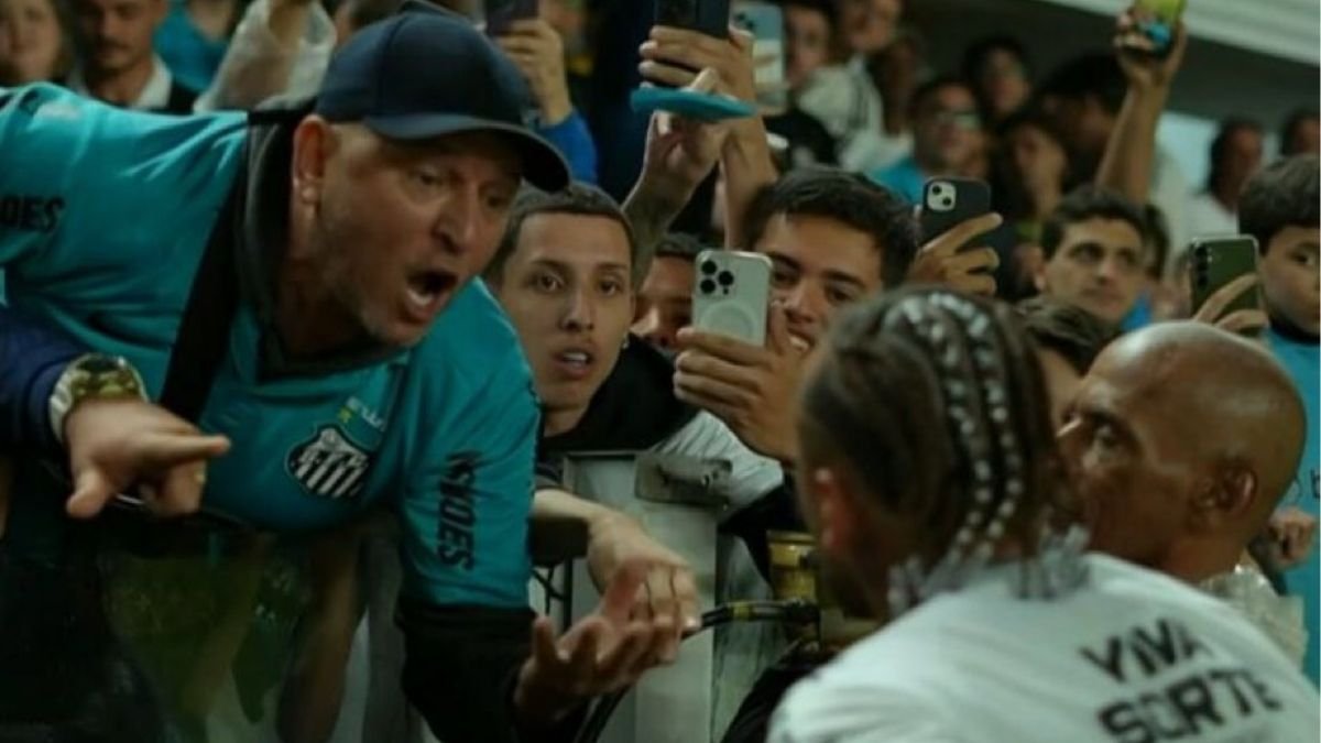Neymar discutindo com torcedor do Santos (foto: Reprodução/Premiere)