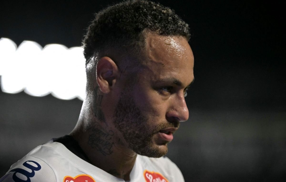 Neymar é o camisa 10 do Santos (foto: NELSON ALMEIDA / AFP)