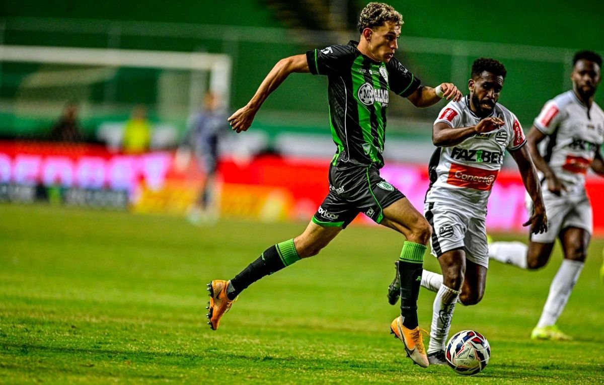 Stênio, do América, e Fabrício Isidoro, do Athletic (foto: Mourão Panda / América)