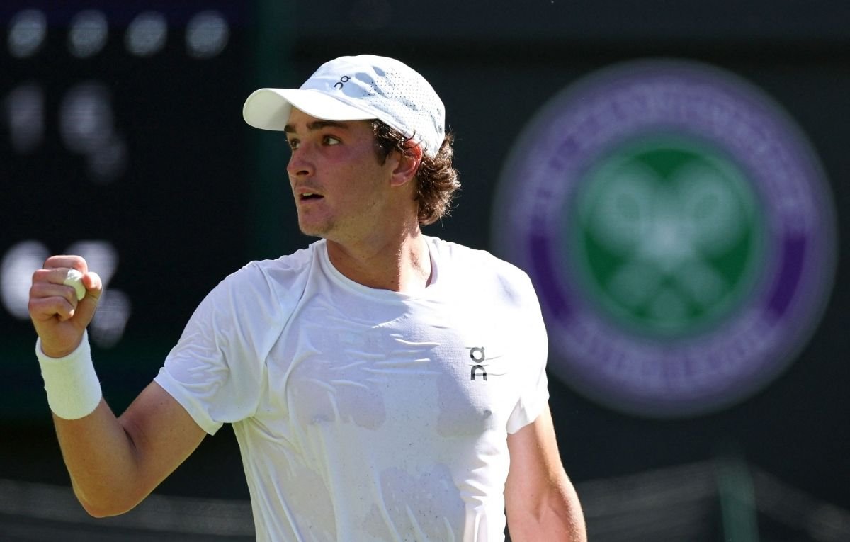 João Fonseca comemora vitória em Wimbledon (foto: Adrian Dennis / AFP)