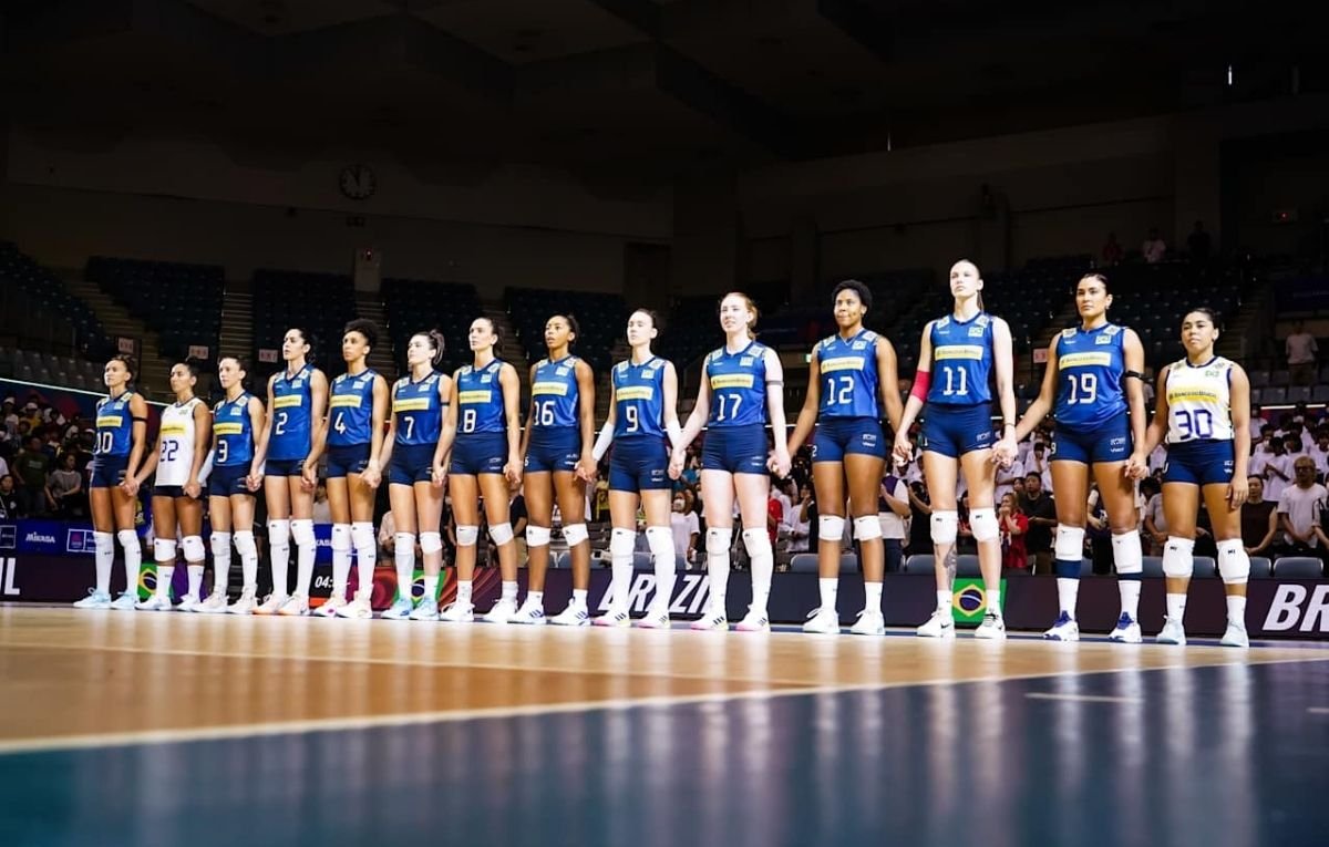 Jogadoras do Brasil perfiladas antes de duelo com a Bulgária (foto: Divulgação/VNL)
