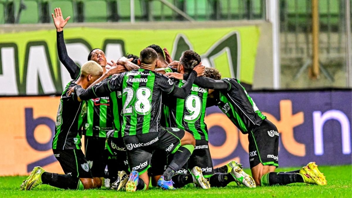 Jogadores do América comemoram gol (foto: Mourão Panda / América)