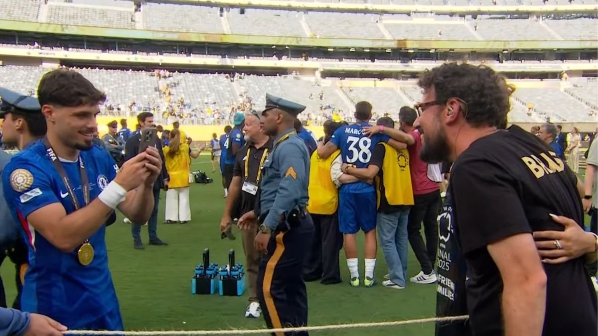 Pedro Neto tira foto da esposa, Carolina, com o repórter brasileiro Guilherme Beltrão (foto: Reprodução/CazéTV)