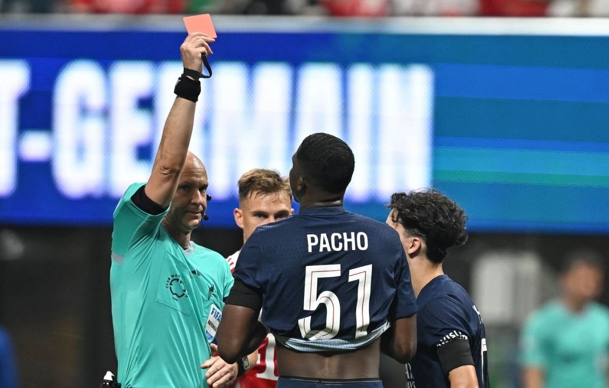 Pacho e Lucas Hernandéz foram expulsos no duelo entre PSG e Bayern (foto: Paul ELLIS / AFP)