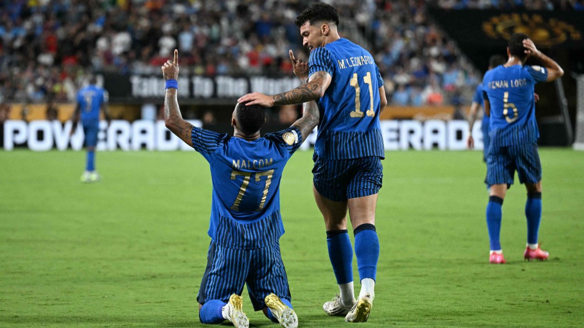 Os brasileiros Malcom e Marcos Leonardo fizeram gols no Mundial de Clubes (foto: Chandan Khanna / AFP)