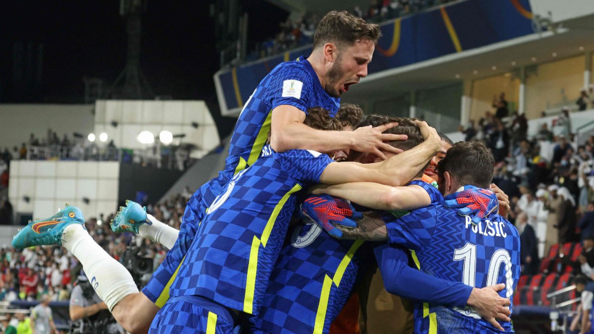 Saúl Ñiguez (à esquerda, no alto) pulou nos companheiros em comemoração (foto: KARIM SAHIB / AFP)