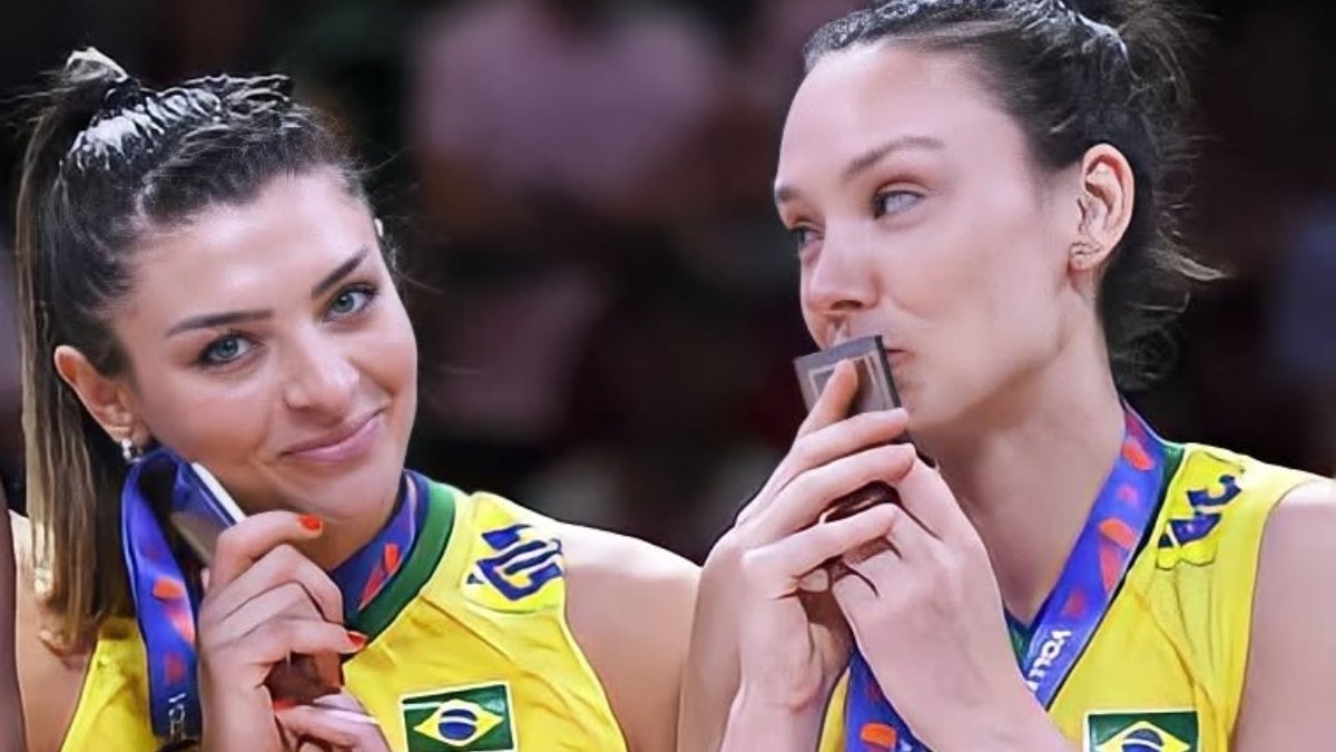 Rosamaria e Roberta com medalha da VNL (foto: Reprodução Instagram)