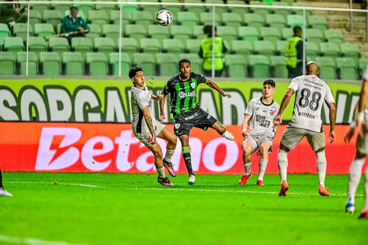 América em jogo contra o Athletico-PR na Série B (foto: Mourão Panda/América)