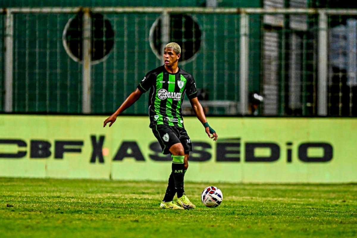 Cauan Barros em jogo do América (foto: Mourão Panda/América)