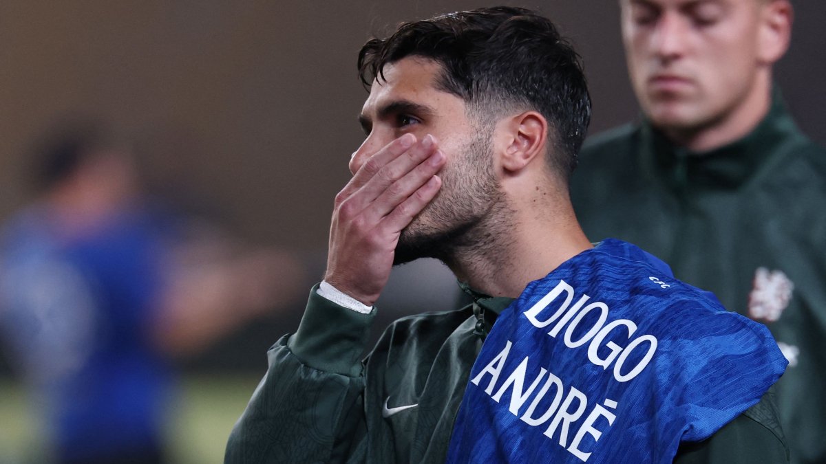 O atacante do Chelsea Pedro Neto homenageando os falecidos amigos Pedro Neto e André Silva (foto: FRANCK FIFE / AFP)