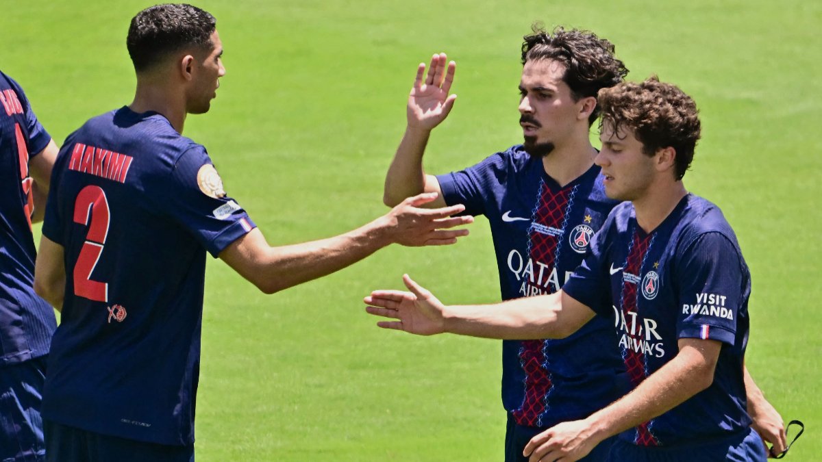 Vitinha cumprimentando Hakimi e ao lado de João Neves (foto: Frederic J. Brown / AFP)