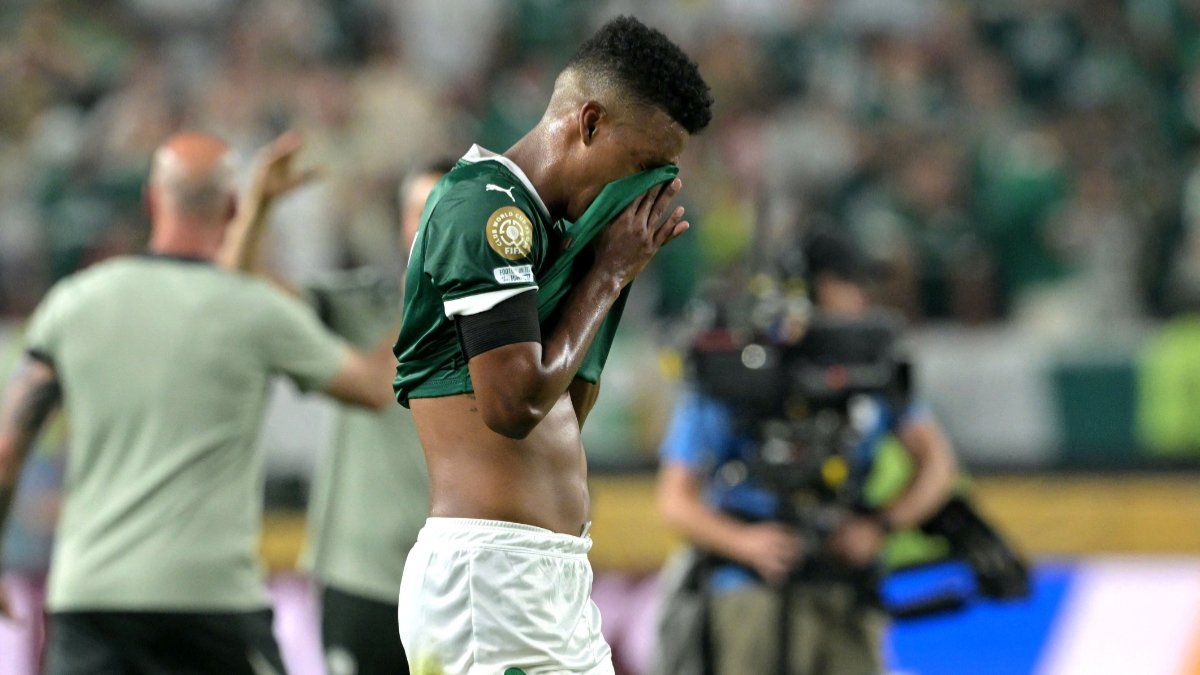 Vanderlan, do Palmeiras, chora eliminação pelo Chelsea no Mundial de Clubes (foto: Juan Mabromata/AFP)