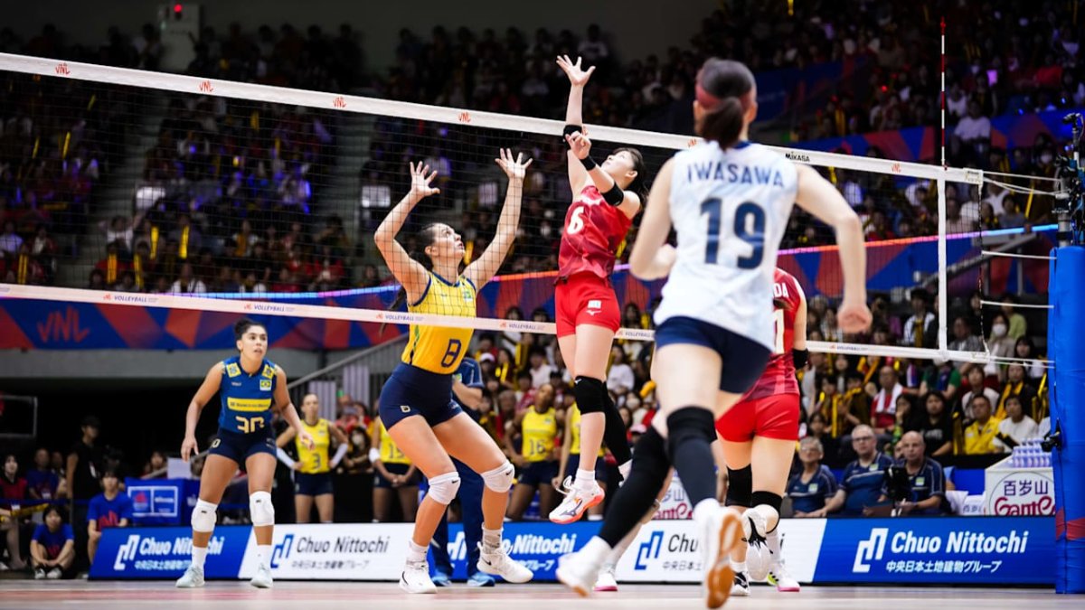 Jogadoras em Brasil x Japão na VNL Feminina (foto: Divulgação FIVB)