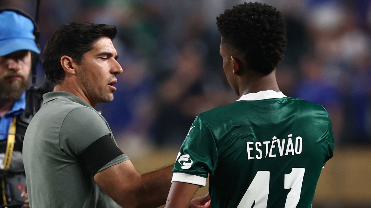 Abel Ferreira e Estêvão em Palmeiras x Chelsea pelo Mundial de Clubes (foto: FRANCK FIFE / AFP)
