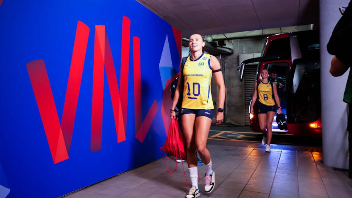 Gabi Guimarães e o símbolo da VNL (foto: Divulgação FIVB)