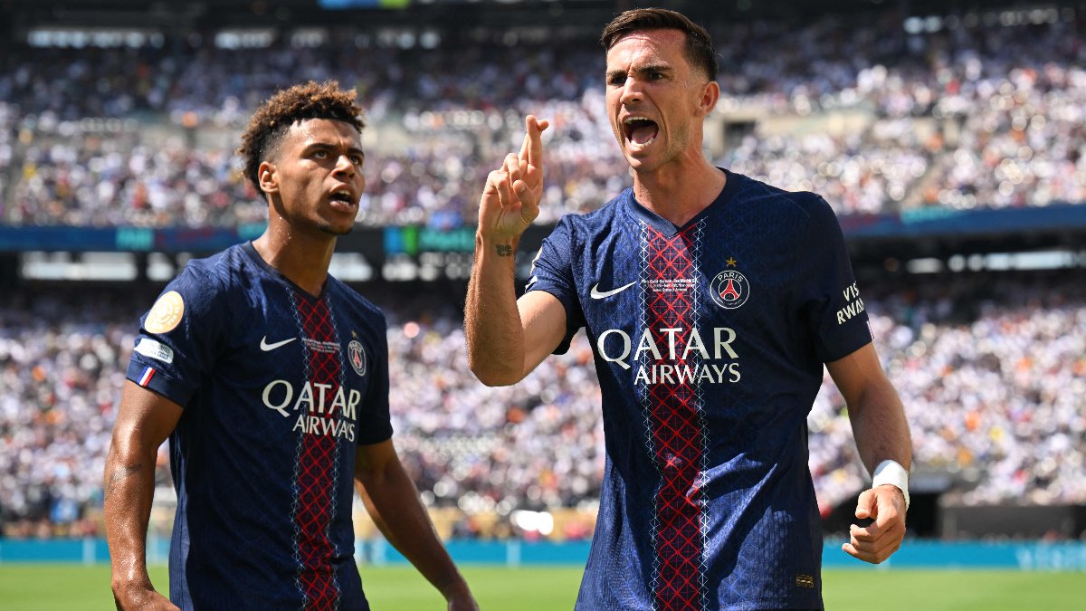 Doué e Fabián Ruiz, jogadores do Paris Saint-Germain (foto: ANGELA WEISS / AFP)