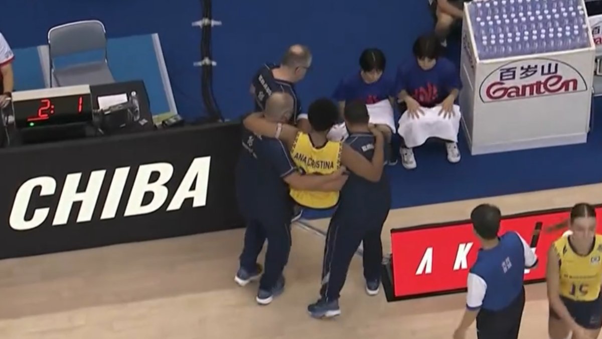 Ana Cristina foi carregada após sentir dores em Brasil x França na VNL Feminina (foto: Reprodução SporTV)