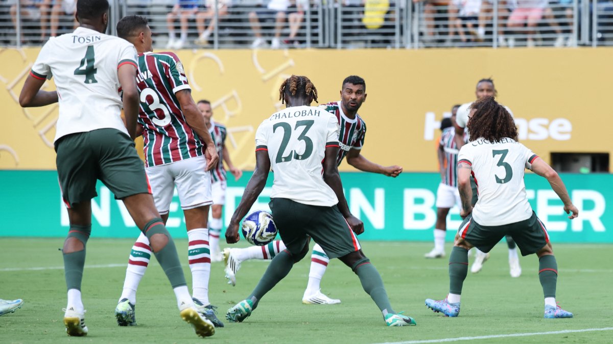 A bola bateu na mão do zagueiro Chalobah em Chelsea x Fluminense no Mundial (foto: ALEX GRIMM / GETTY IMAGES NORTH AMERICA / Getty Images via AFP)