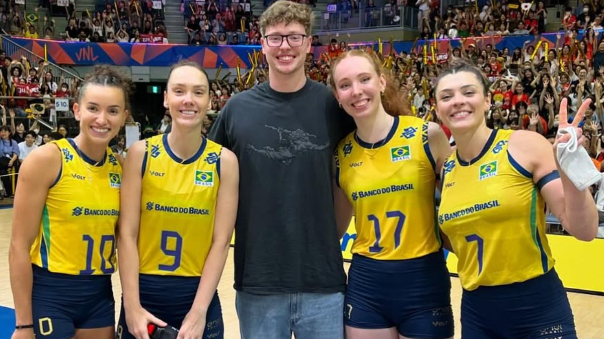 Gabi Guimarães, Roberta, Lukas Bergmann, Júlia Bergmann e Rosamaria em jogo da Seleção Brasileira Feminina de Vôlei (foto: Reprodução Instagram)