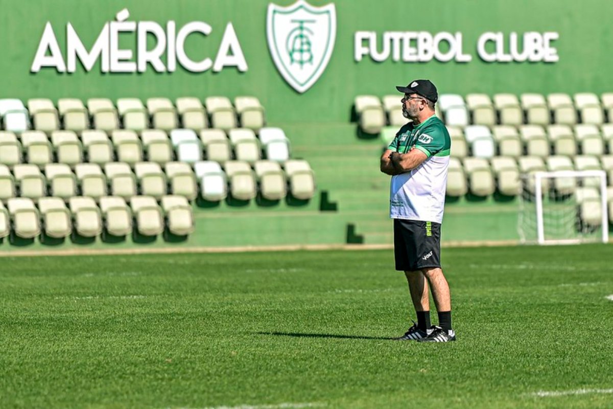 Enderson Moreira em treino do América (foto: Mourão Panda/América)