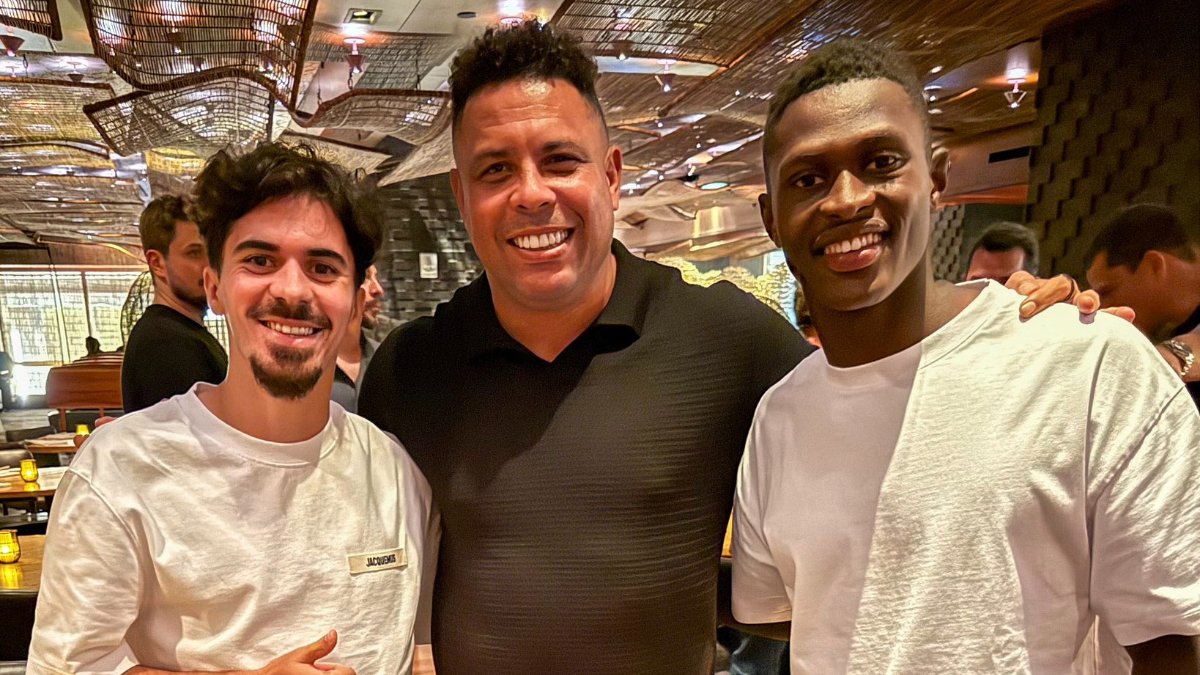 Vitinha, Ronaldo Fenômeno e Nuno Mendes em foto nos Estados Unidos nas vésperas da final do Mundial de Clubes - (foto: Reprodução Twitter do Vitinha)