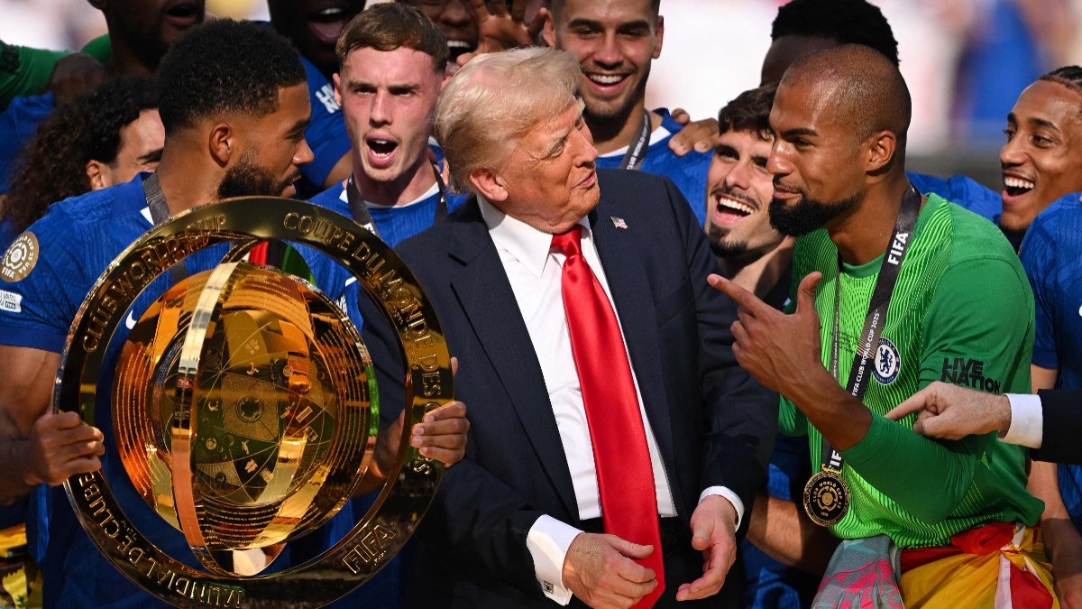 Trump e jogadores do Chelsea no pódio do Mundial de Clubes (foto: David Ramos / GETTY IMAGES NORTH AMERICA / Getty Images via AFP)