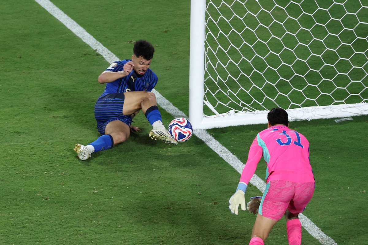 Marcos Leonardo chuta para o gol em Al-Hilal x Manchester City pelo Mundial de Clubes (foto: MEGAN BRIGGS/AFP)