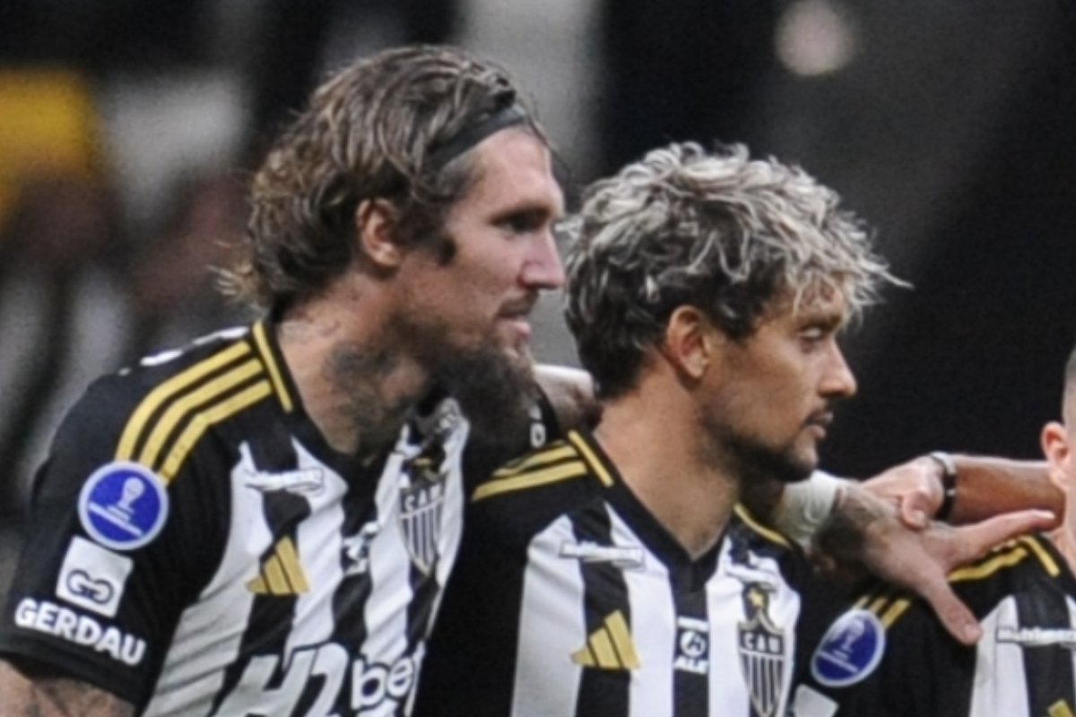 Lyanco e Scarpa juntos durante disputa de pênaltis entre Atlético e Bucaramanga (foto: Alexandre Guzanshe/EM/D.A Press)