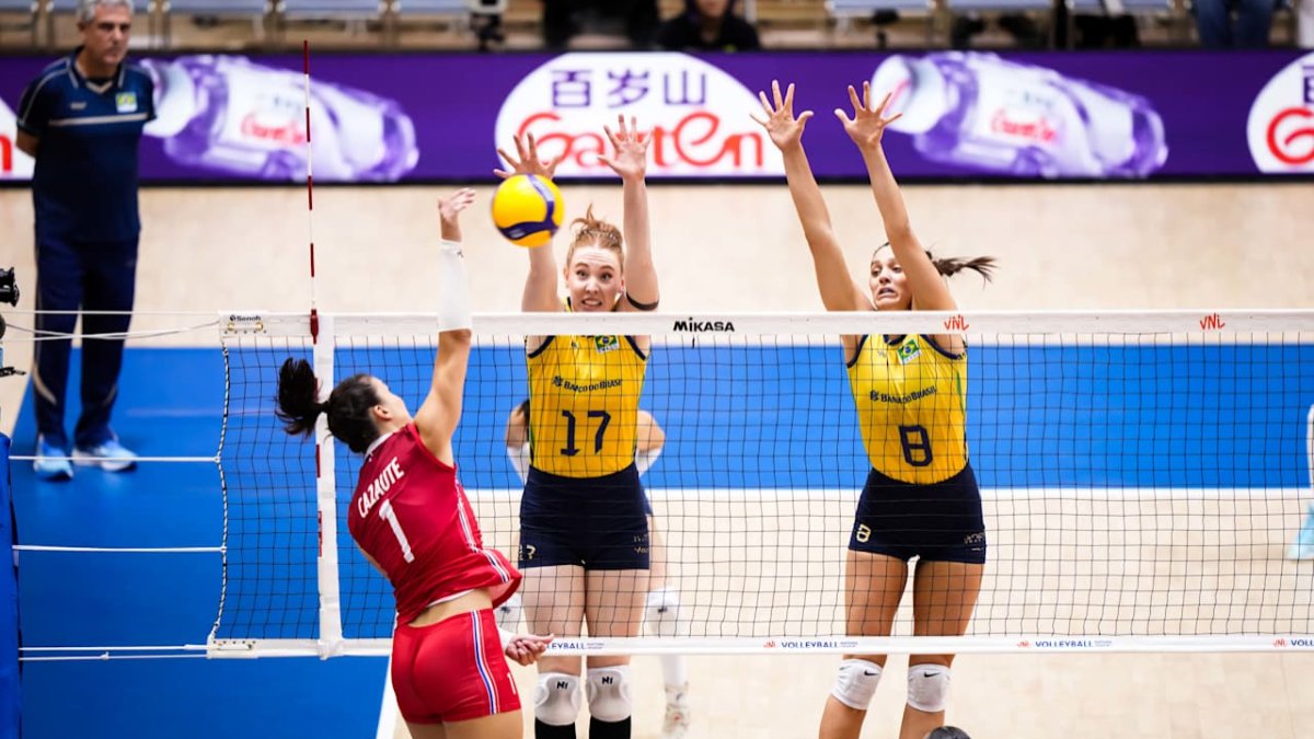 Héléna Cazaute atacando a bola em França x Brasil na VNL Feminina (foto: Divulgação FIVB)