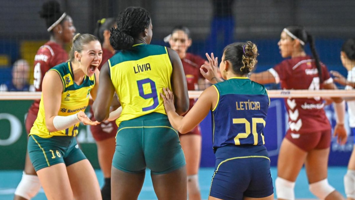 Seleção Brasileira Feminina de Vôlei em quadra na Copa América (foto: Gustavo Rabelo / BHFOTO)