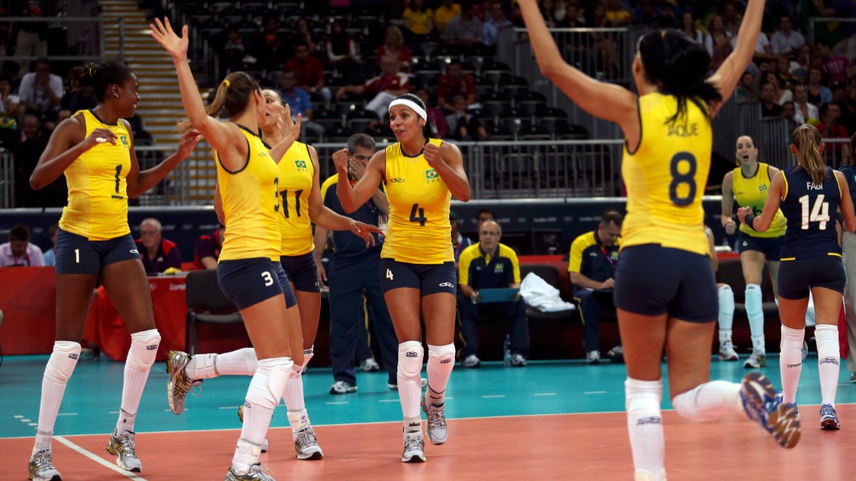 Seleção Brasileira Feminina de Vôlei em 2012 com as bicampeãs olímpicas Fabiana, Paulo Pequeno e Jaqueline (foto: REUTERS/Ivan Alvarado)