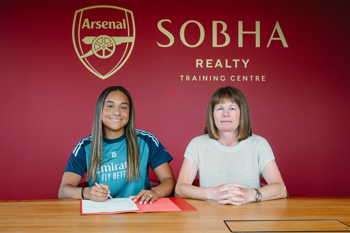 Olivia Smith assinou com o Arsenal (foto: Divulgação/Arsenal)