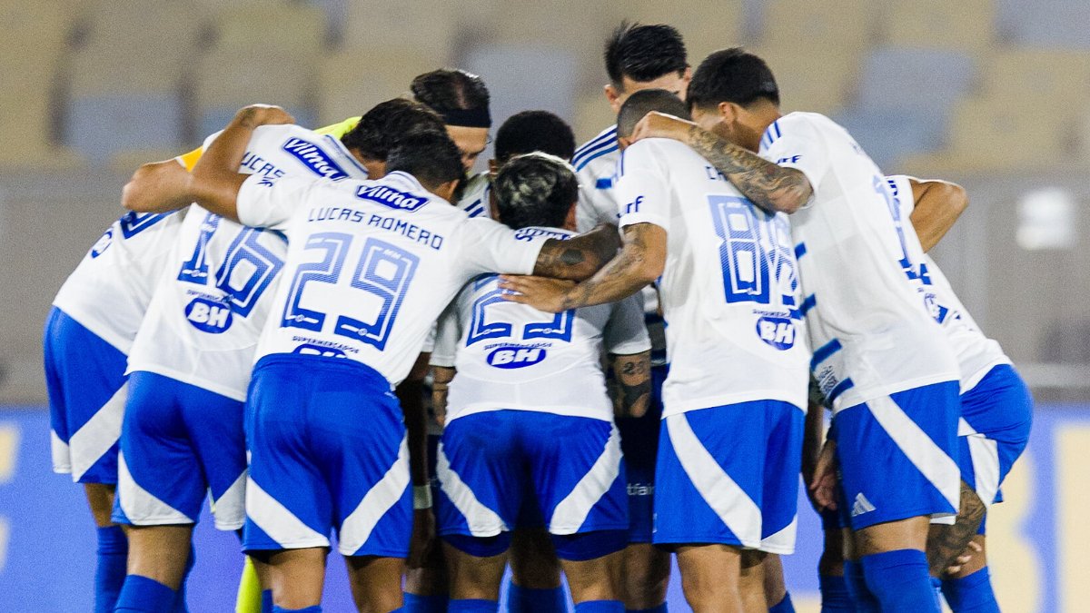 Time do Cruzeiro reunido antes de jogo do Brasileiro (foto: Rodrigo Ferreira / Cruzeiro)