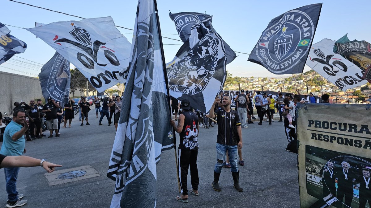Torcedores do Atlético ao redor da Arena MRV em protesto contra a SAF - (foto: Samuel Resende / No Ataque)