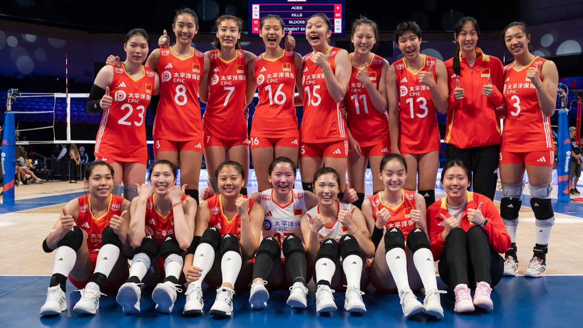À esquerda, no alto, Zixuan Zhang, dona da camisa 23 (foto: Divulgação FIVB)