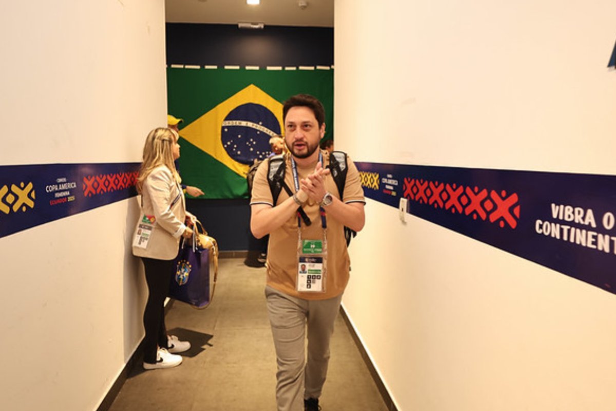 Arthur Elias antes de jogo contra a Colômbia na Copa América (foto: Livia Vilas Boas/CBF)