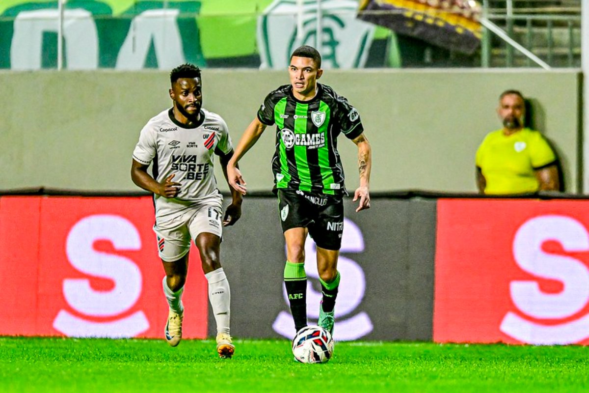América e Athletico-PR em jogo pela Série B (foto: Mourão Panda/América)