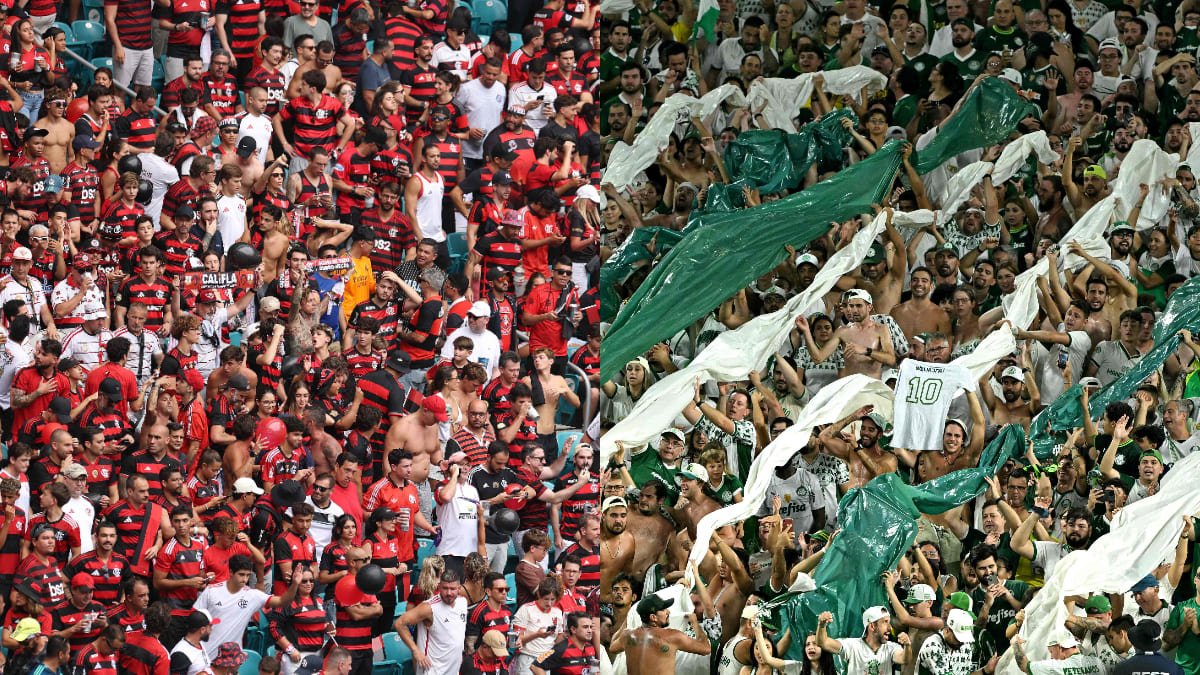 Torcedores de Flamengo e Palmeiras no Mundial de Clubes (foto: Francois Nel / GETTY IMAGES NORTH AMERICA / Getty Images via AFP e PATRICIA DE MELO MOREIRA / AFP)