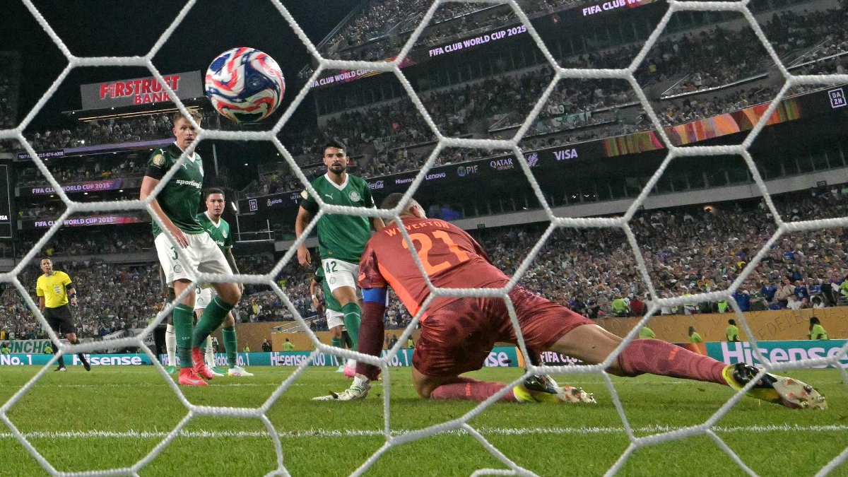 Gol contra feito por Weverton em Palmeiras x Chelsea no Mundial de Clubes (foto: JUAN MABROMATA / AFP)