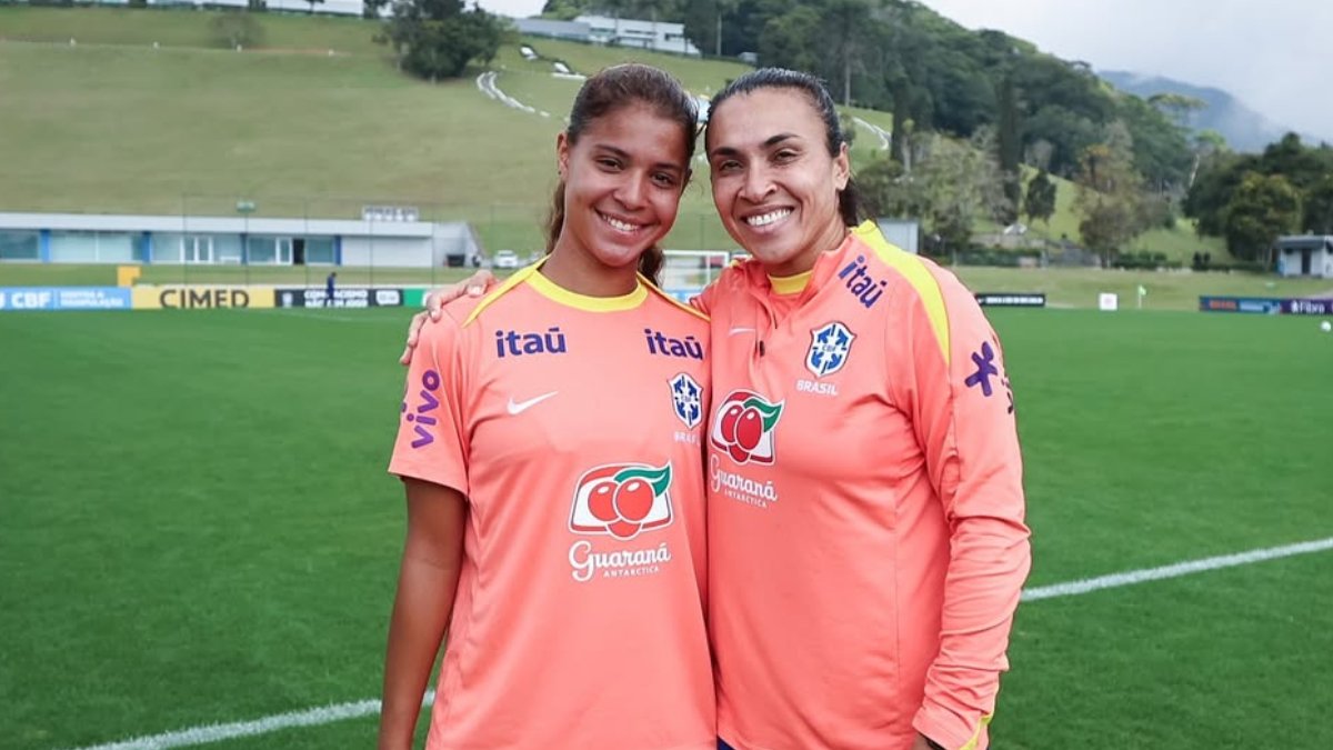 Giovanna Waksman e Marta em treino da Seleção Brasileira Feminina (foto: Lívia Villas Boas/CBF)