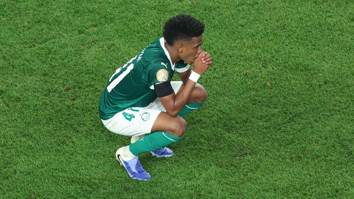 Estêvão na despedida do Palmeiras (foto: CHARLY TRIBALLEAU / AFP)