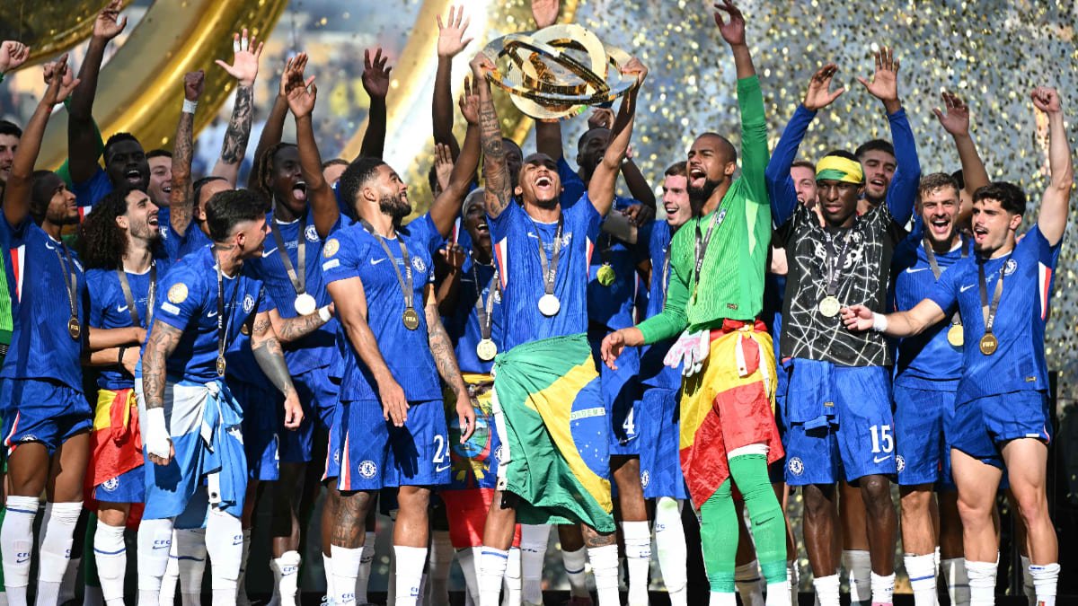 Time do Chelsea com a taça do Mundial de Clubes (foto: Paul ELLIS / AFP)