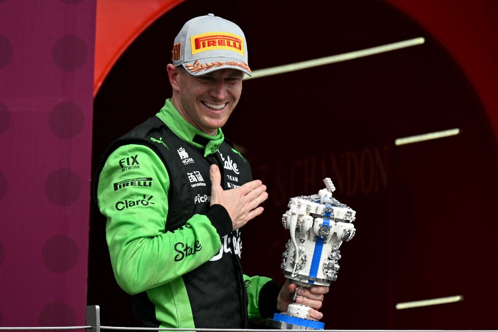 Nico Hulkenberg comemora pódio no GP da Inglaterra (foto: Andrej ISAKOVIC / AFP)